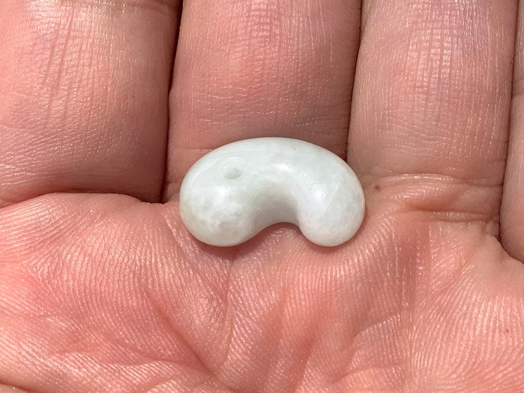 ✳純白氷肌‼️無垢の極上物　糸魚川翡翠勾玉　安価8800円卸し売り‼️ 鑑定鑑別書付