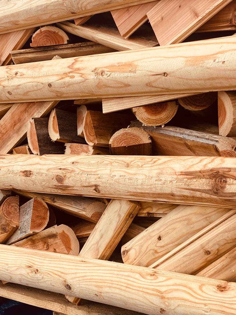 皮無しで半割した杉薪木製パレットで作った箱1基