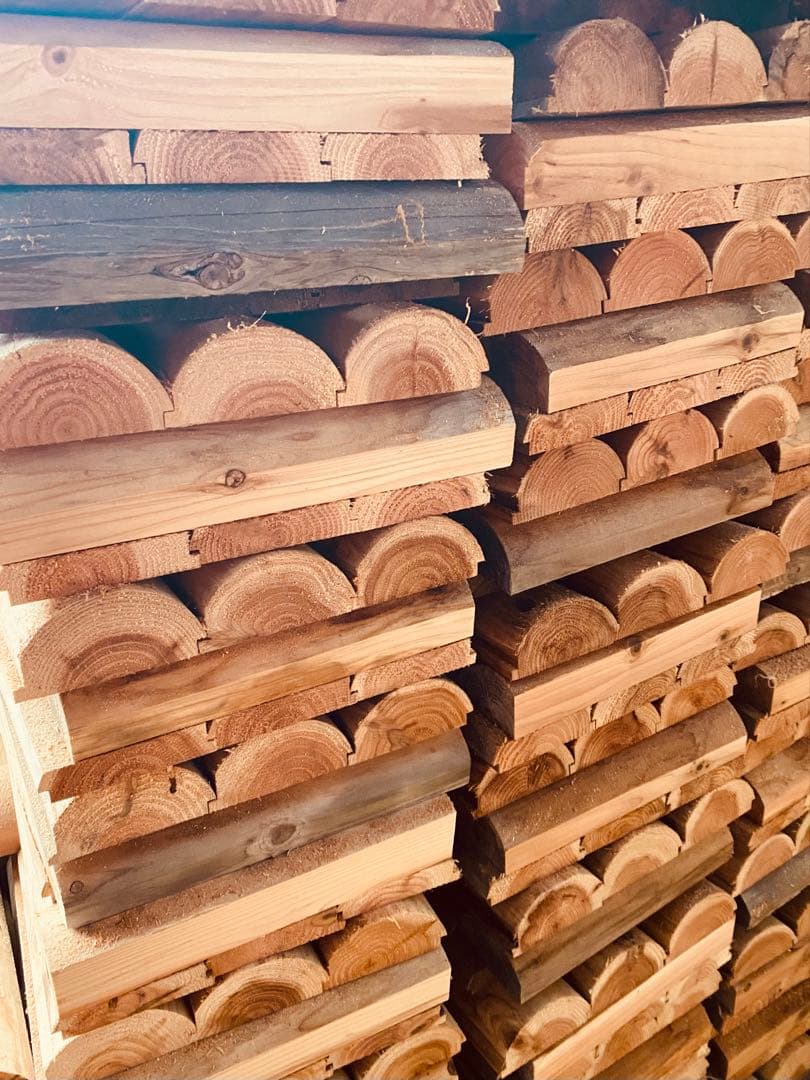 皮無しで半割した杉薪木製パレットで作った箱1基