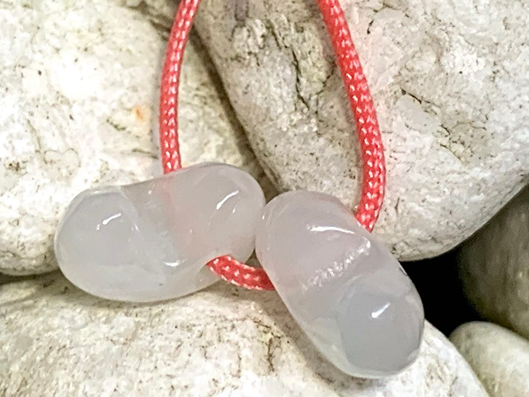 ✳ピカピカの綺麗な勾玉　極上の透明感　糸魚川翡翠ミニ勾玉2個セット ‼️