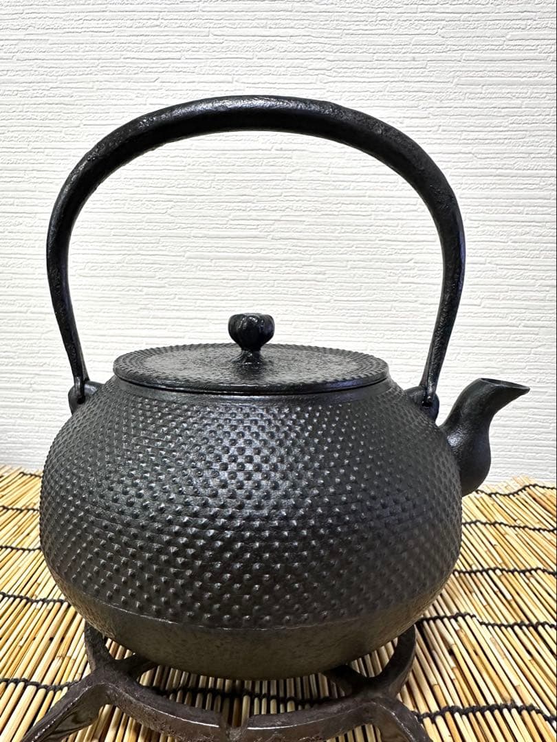 未使用品、供箱、付属品付 南部虎山工房前田知行造　宝珠型　南部鉄瓶　南部鉄器