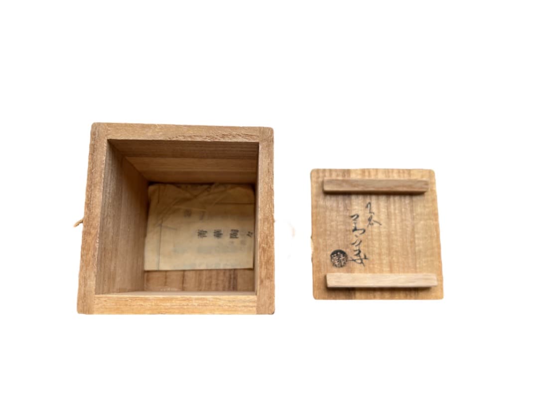 鷲文香合 　芝山輝光・作