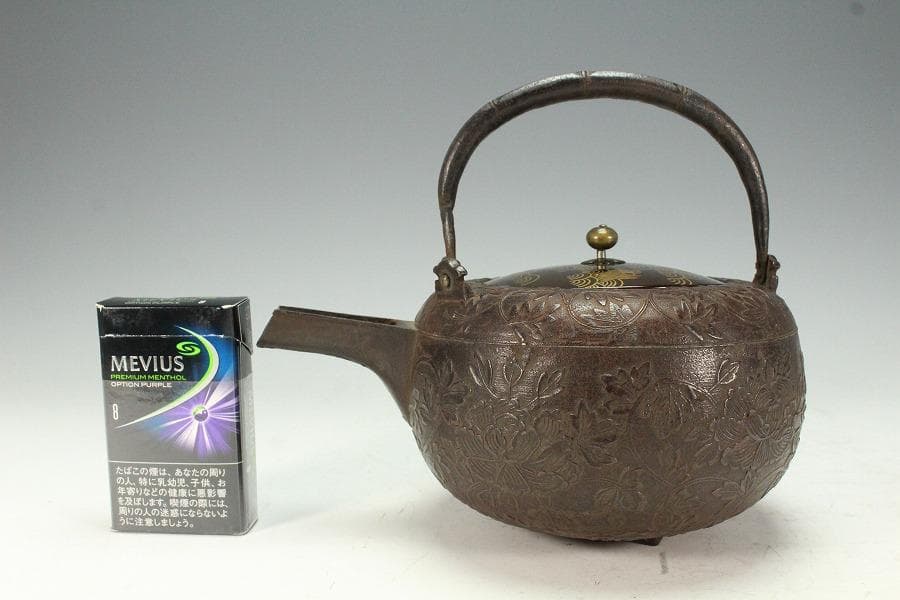 古鉄 纏枝蓮花紋 蒔絵蓋 鉄瓶 注器(K-LC688)