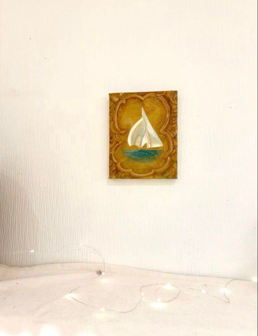 そのまま飾れるヨットの油絵　F0号　ベージュ　ゴールドカラー　白いヨット