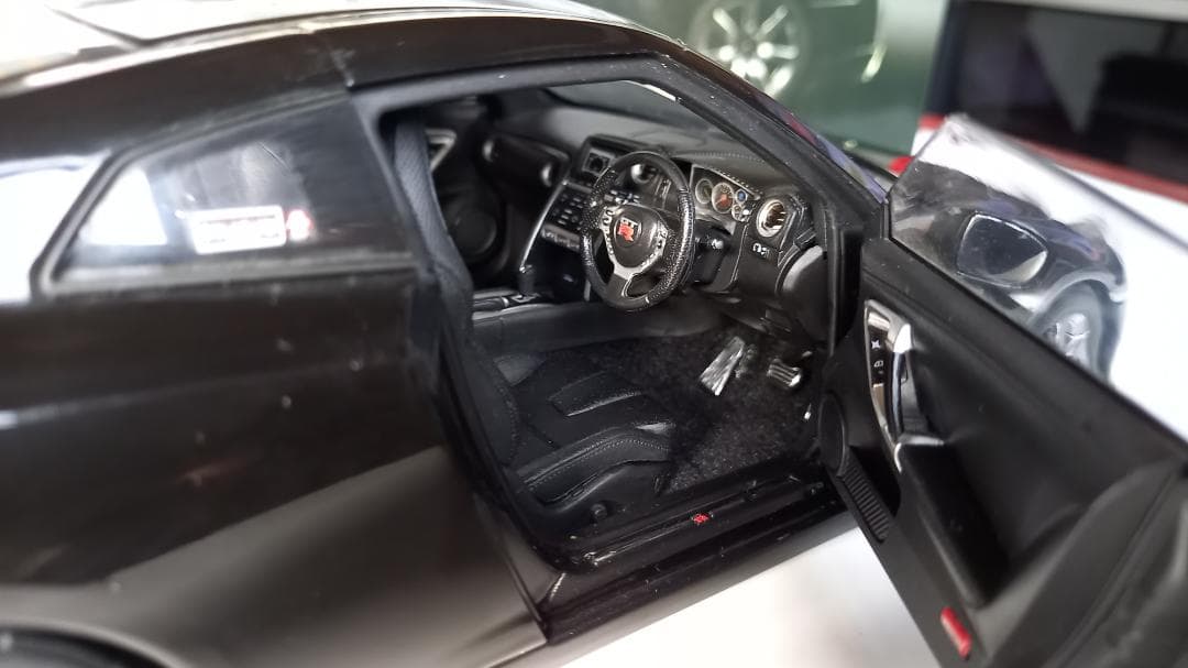 Kyosho Nissan GT-R プレミアムエディション 1/18