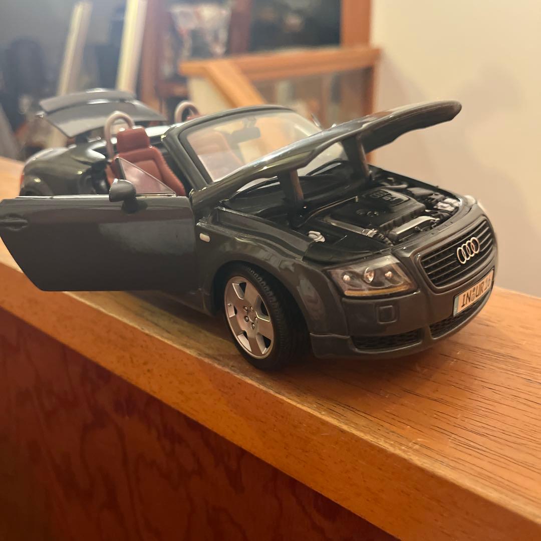 ミニカー Audi TT Roadster 1/18