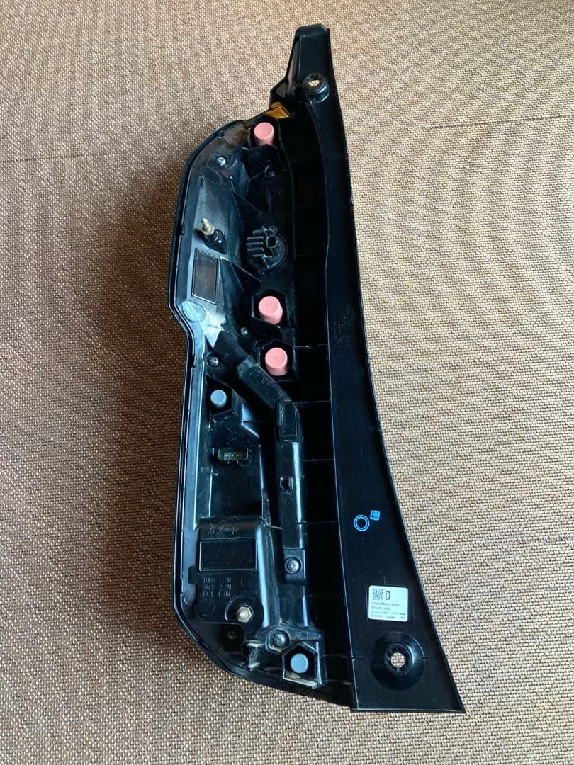 N-BOX JF4 LEDテールランプ 右側