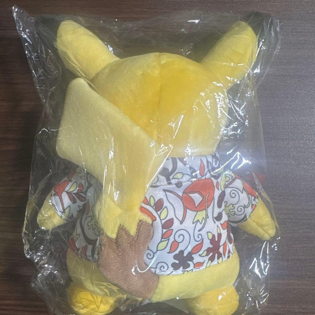 インドネシア　バティック　ピカチュウ　ぬいぐるみ