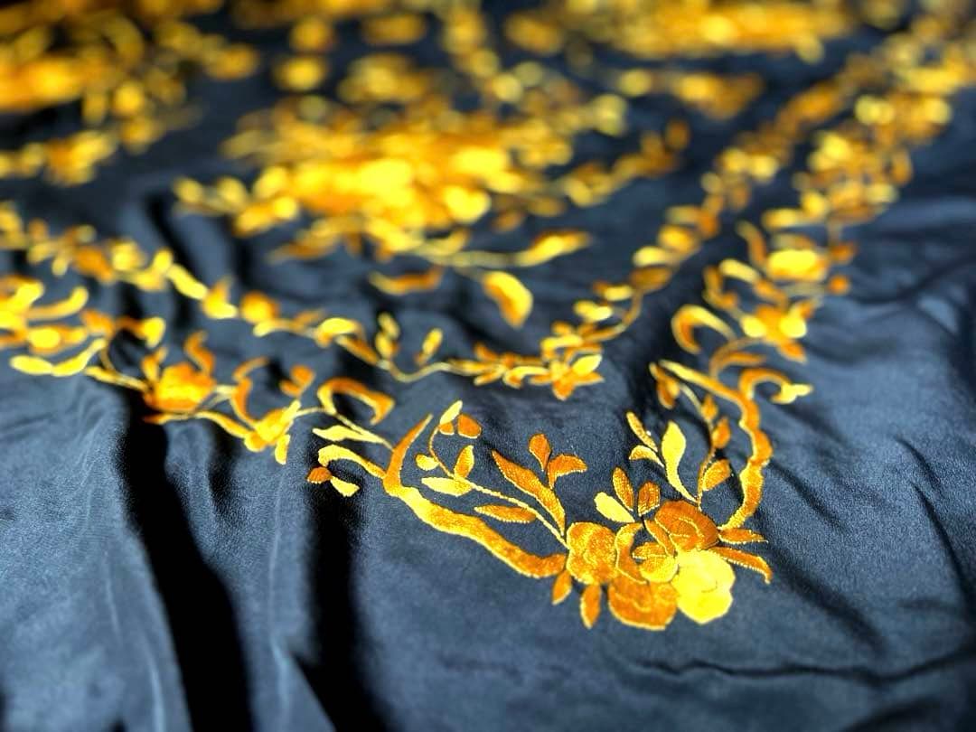 [新品］シルク100% 最高級マントン・フラメンコ・黒地x金刺繍