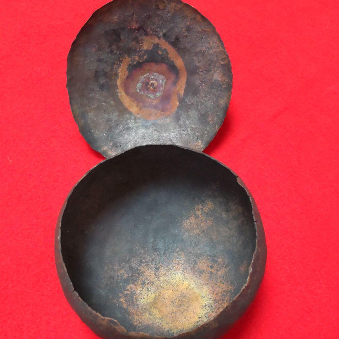 赤銅打出し、カエル蓋物。