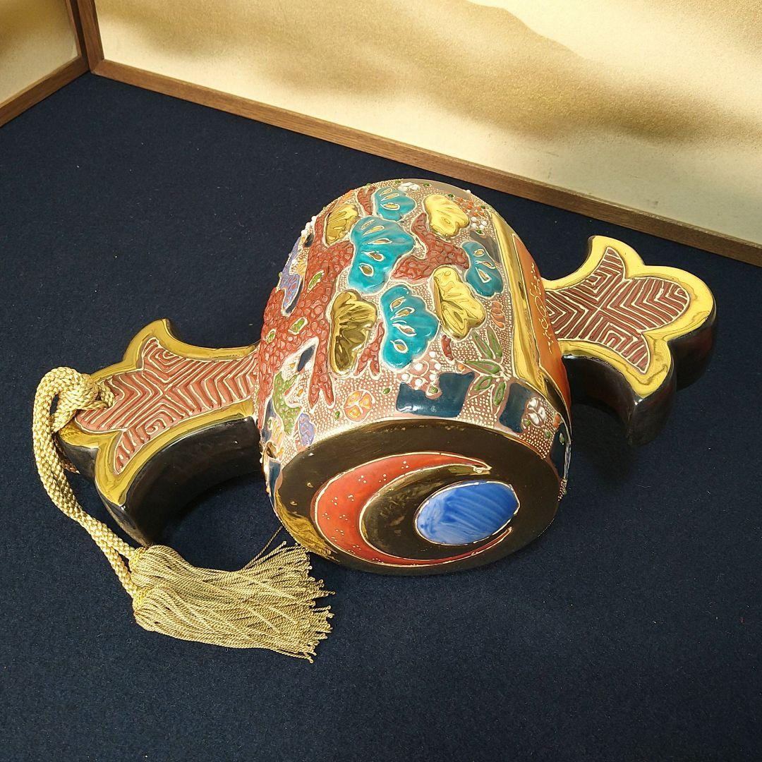 AJ32 九谷焼 打出の小槌 八幡窯 座布団付 松縁起図 飾り物 置物