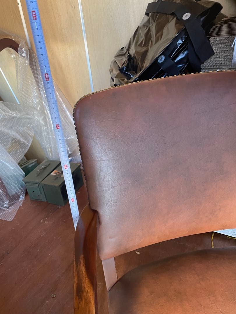 ブラウンフェイクレザー　単鋲アームチェア