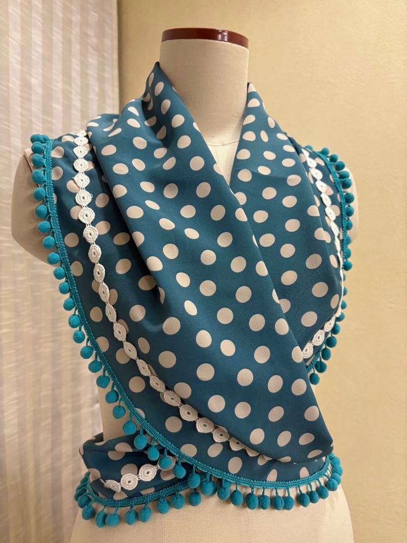 エプロン ショート　黒ボタニカル柄　ブルーグレー水玉フリル　ターコイズポンポン