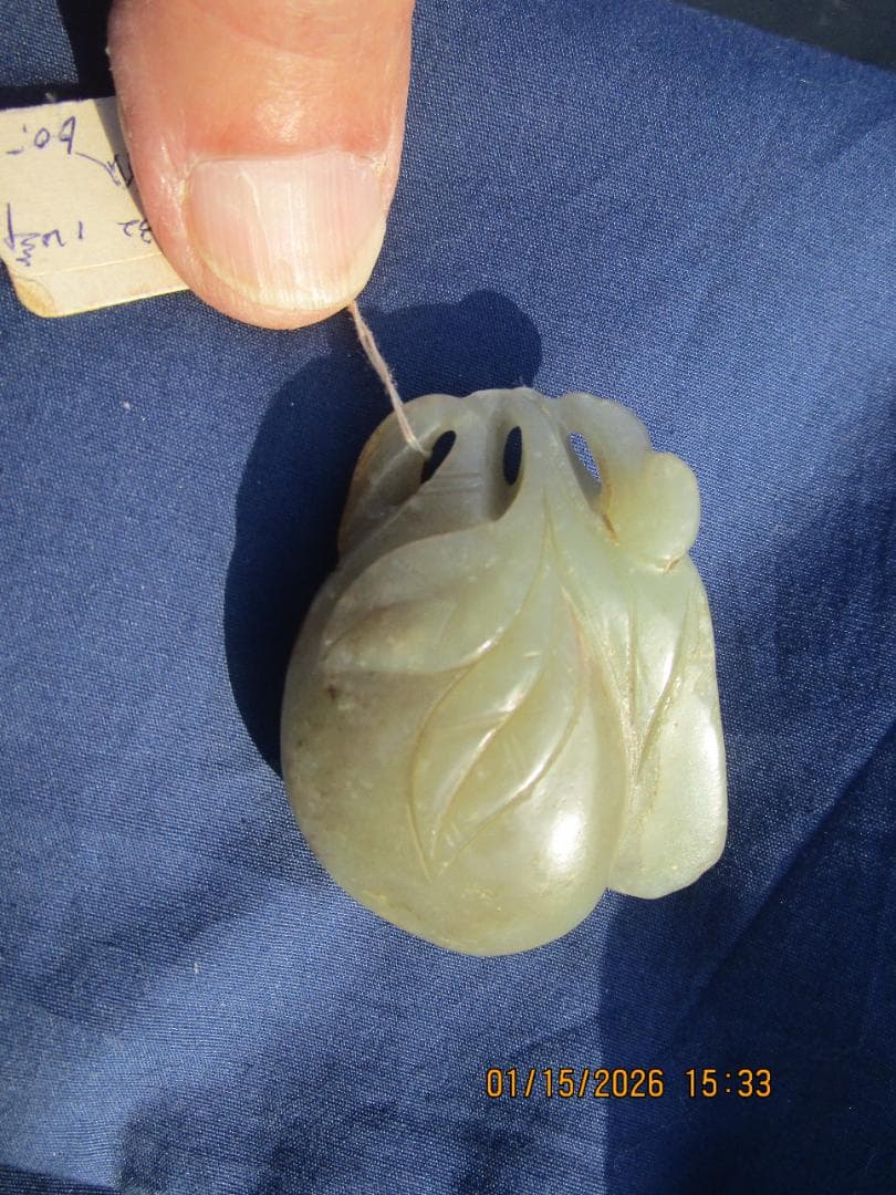 中国　玉　石細工　彫り物　根付　当時の札付き　翡翠【?】 工芸品