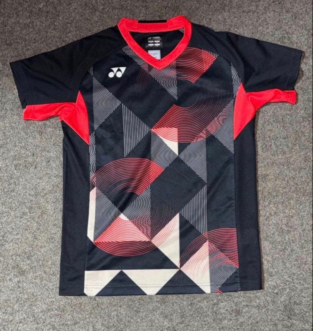 ヨネックス バドミントン ゲームシャツ ブラック×レッド 幾何学柄 JP M