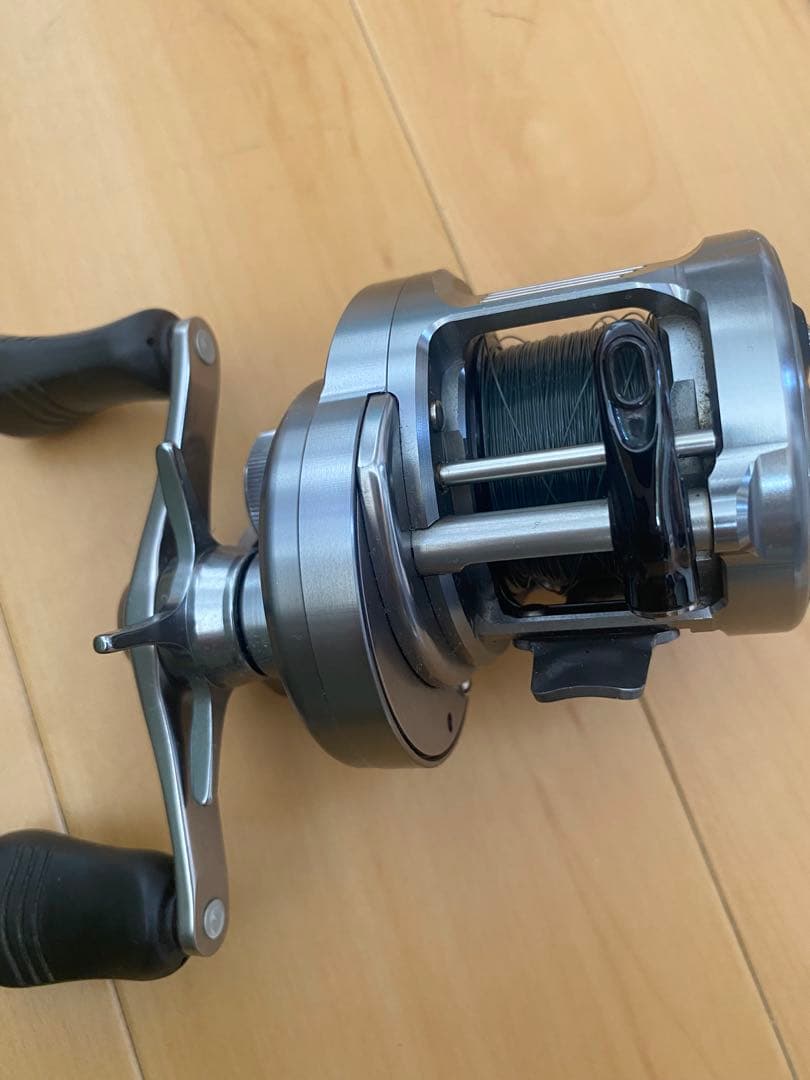 中古美品　シマノ　19カルカッタコンクエストDC200