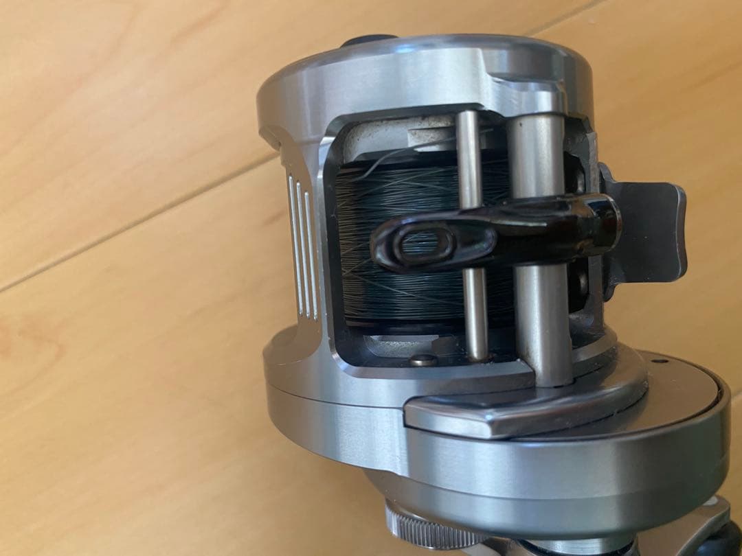 中古美品　シマノ　19カルカッタコンクエストDC200