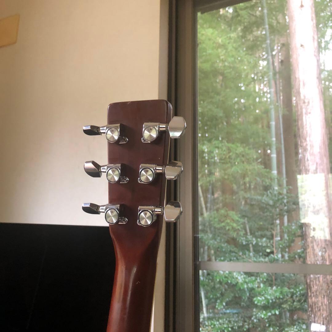 アコースティックギターです