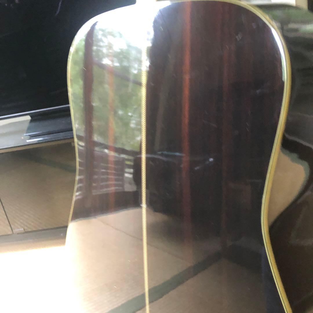 アコースティックギターです