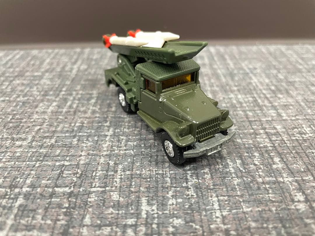 トミカ　77 トヨタ　自衛隊ロケット車
