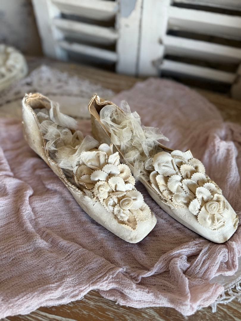 フランスアンティークフリルが美しいレザーウェディングシューズ