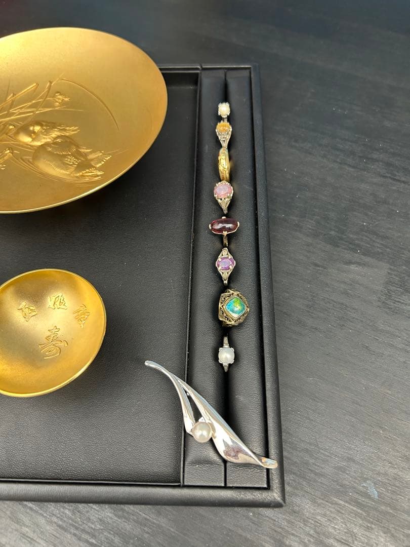 宝石付きリングと金杯セット