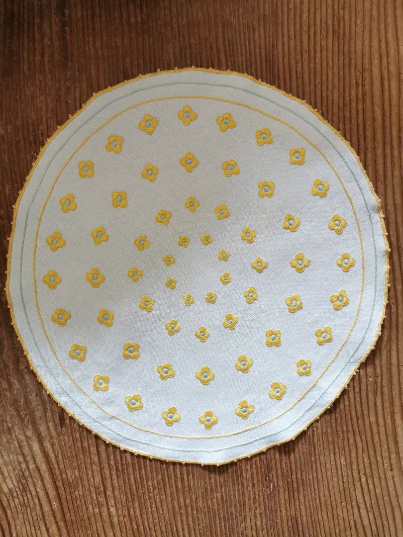 アンティークフランス ４層のぷっくり花刺繍イエロー&ペールブルー リネンドイリー