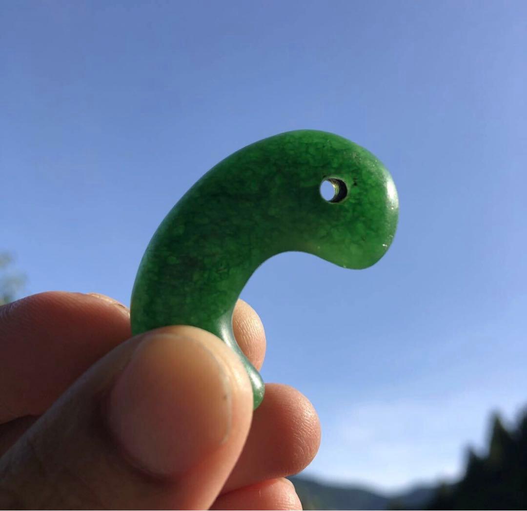 勾玉　（j）　箱付き