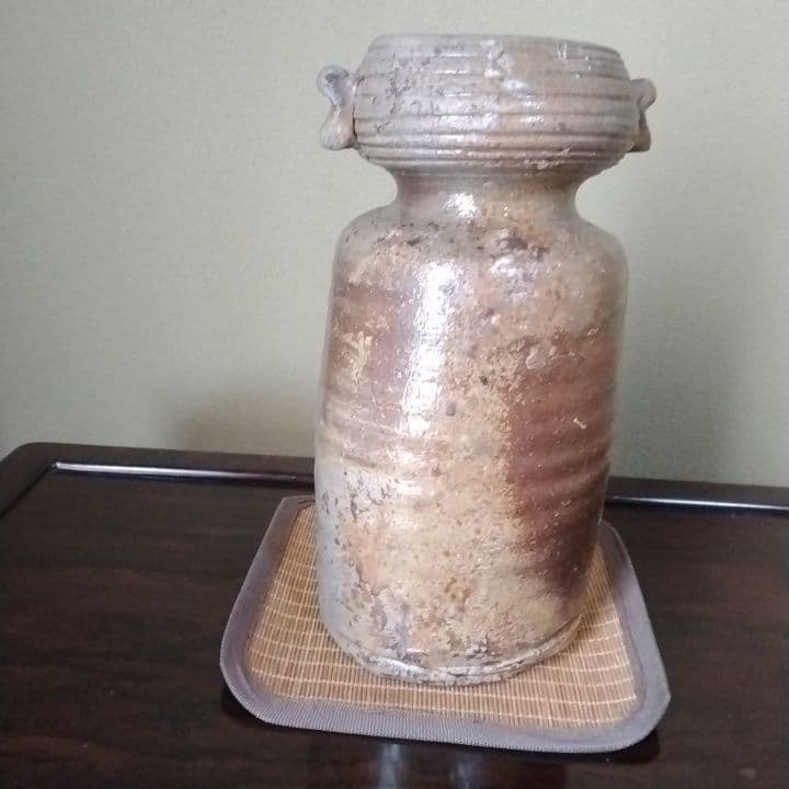 西川政美備前焼耳付花入れ共箱美品です。