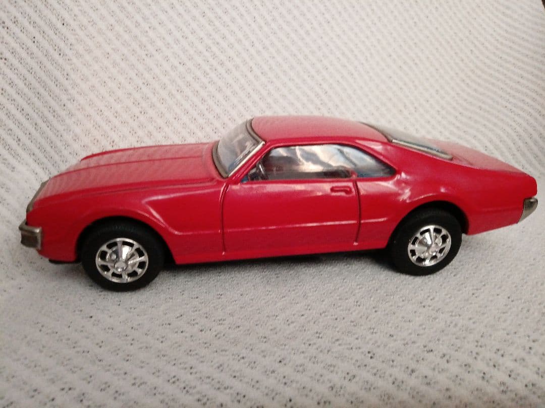 オールズモービル　アメ車TORNADO　太陽　日本製ブリキ美車27cm値下です