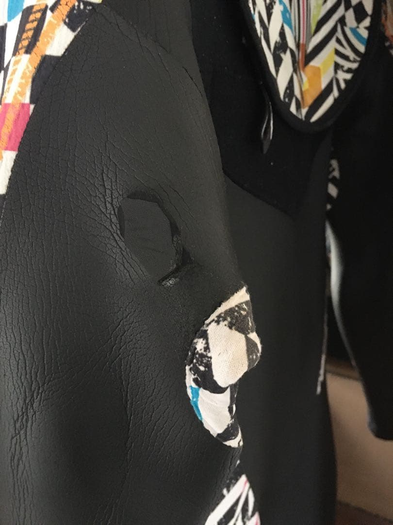 Bewet フルスーツ セミドライ　￼￼ブラック/マルチカラー 幾何学模様