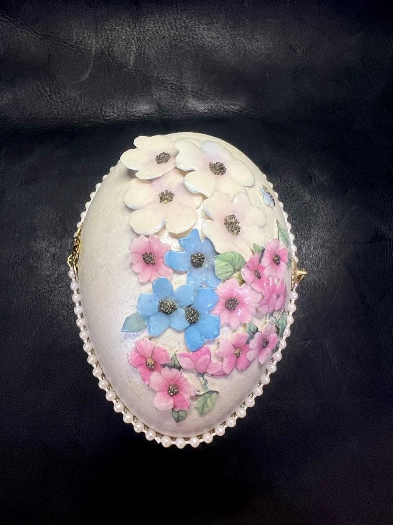 花模様の陶器製卵型ボックス