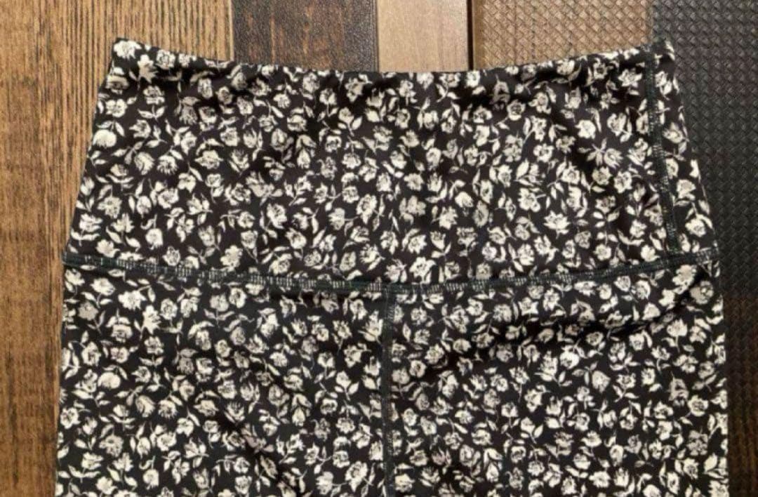 極美　emmi yoga エミヨガ　ヨガウェア　ブラック　花柄　バラ？　S