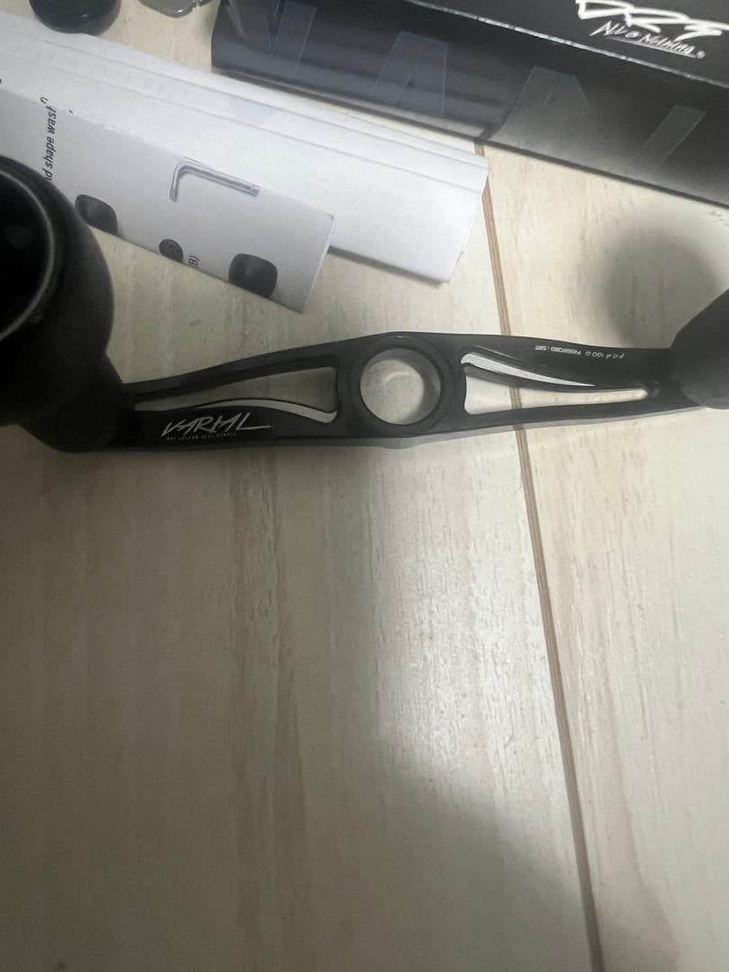 バリアル100 ブラック　ダイワABU左巻きナット付き