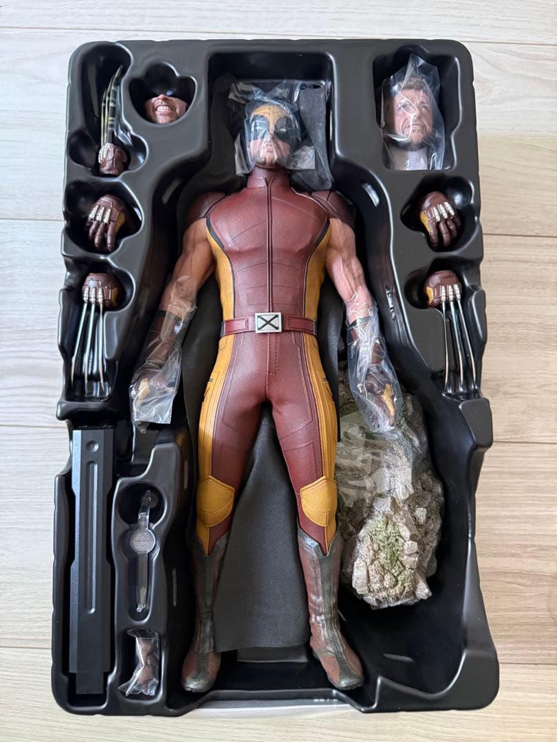 ホットトイズ MMS831 ウルヴァリン（ブラウンスーツ）限定版