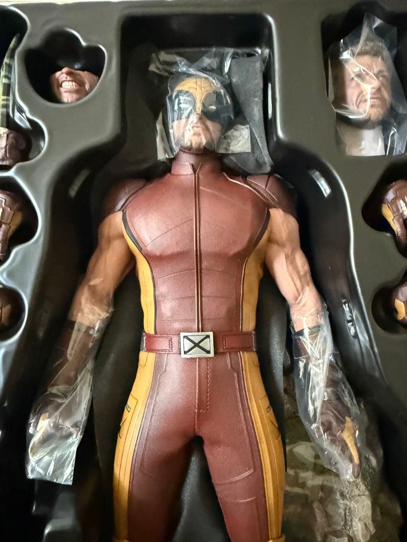 ホットトイズ MMS831 ウルヴァリン（ブラウンスーツ）限定版