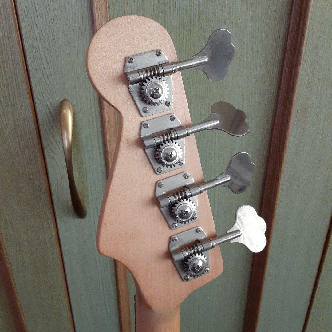 レジェンド　ベースギター　渋いレッド色