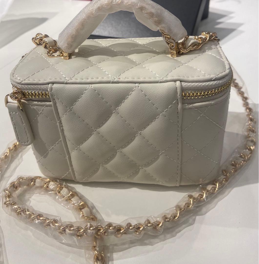 シャネル　ラインストーンハンドルチェーンショルダーバッグホワイト　ノベルティ