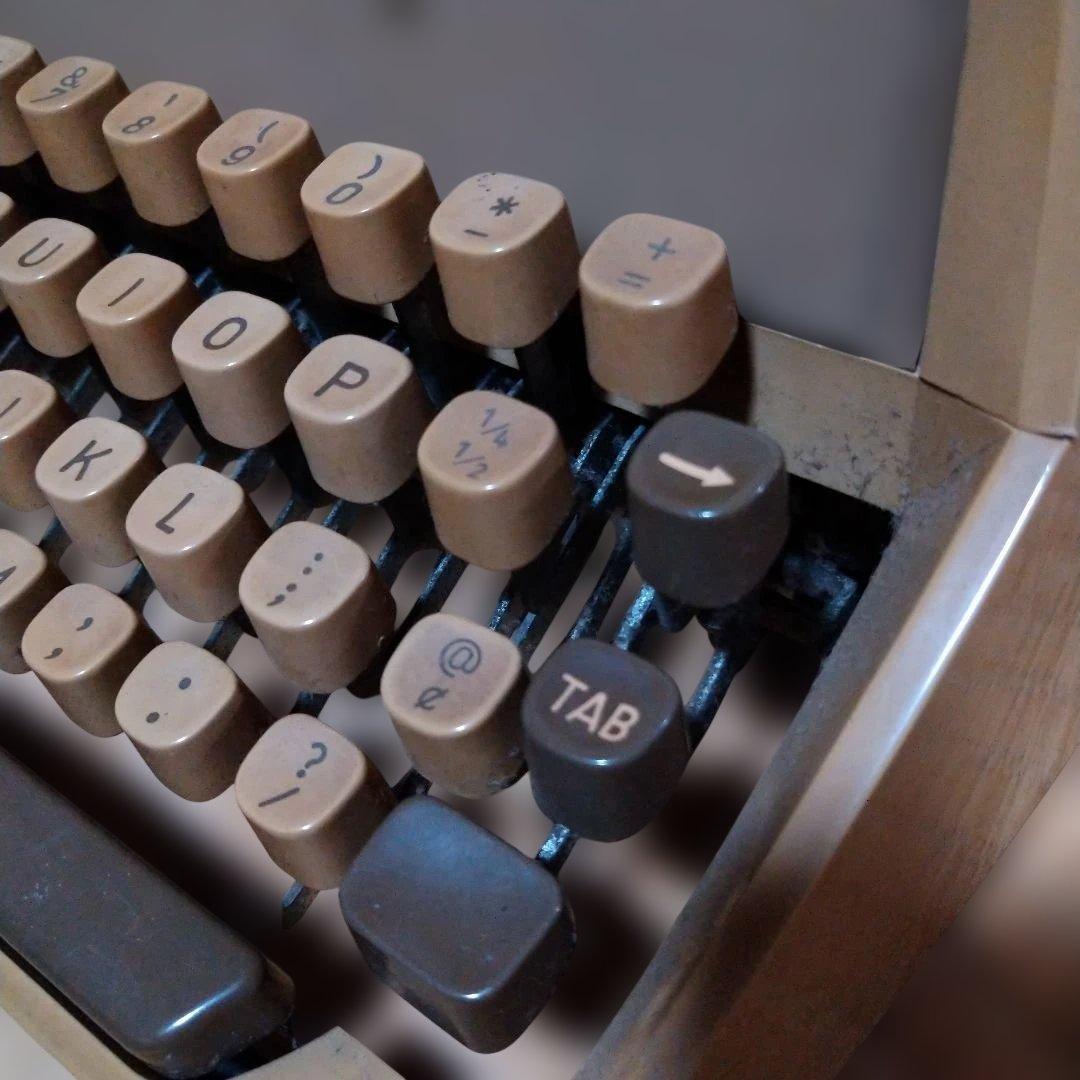 ジャンク品　TRIUMPH タイプライター ベージュ　説明よく読んで下さい