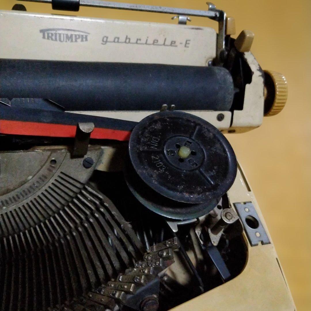 ジャンク品　TRIUMPH タイプライター ベージュ　説明よく読んで下さい