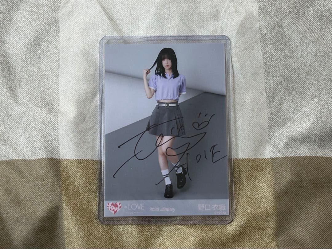 ＝LOVE イコラブ　野口衣織　ポロシャツ　生写真　直筆　ヒキ