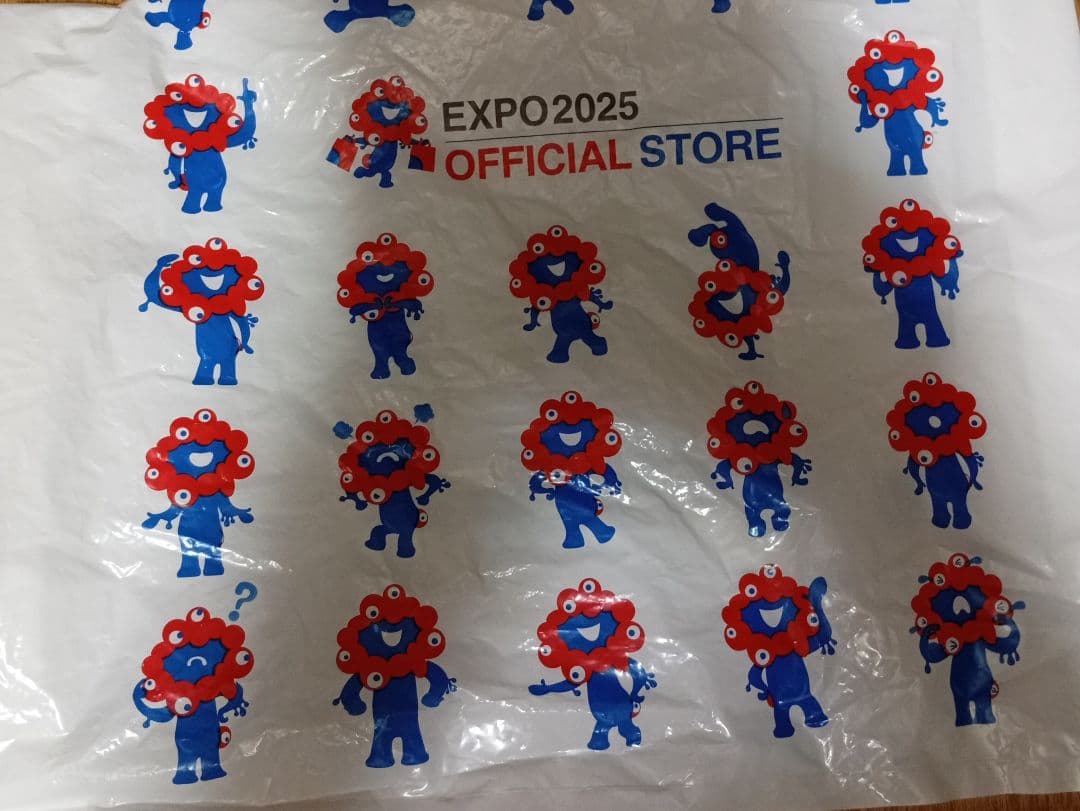 黒のミャクミャクキャラクター 座りぬいぐるみ2体、万博の袋付きタグ付き正規品