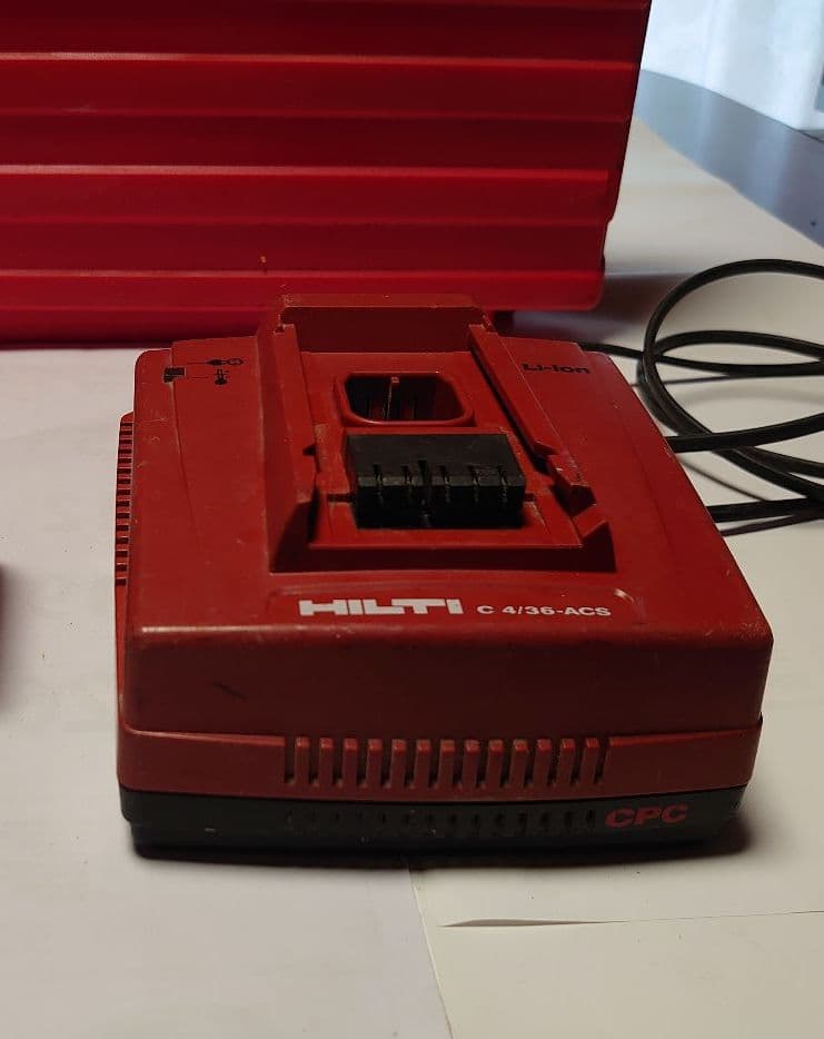 ヒルティの充電器 (ケース付き)