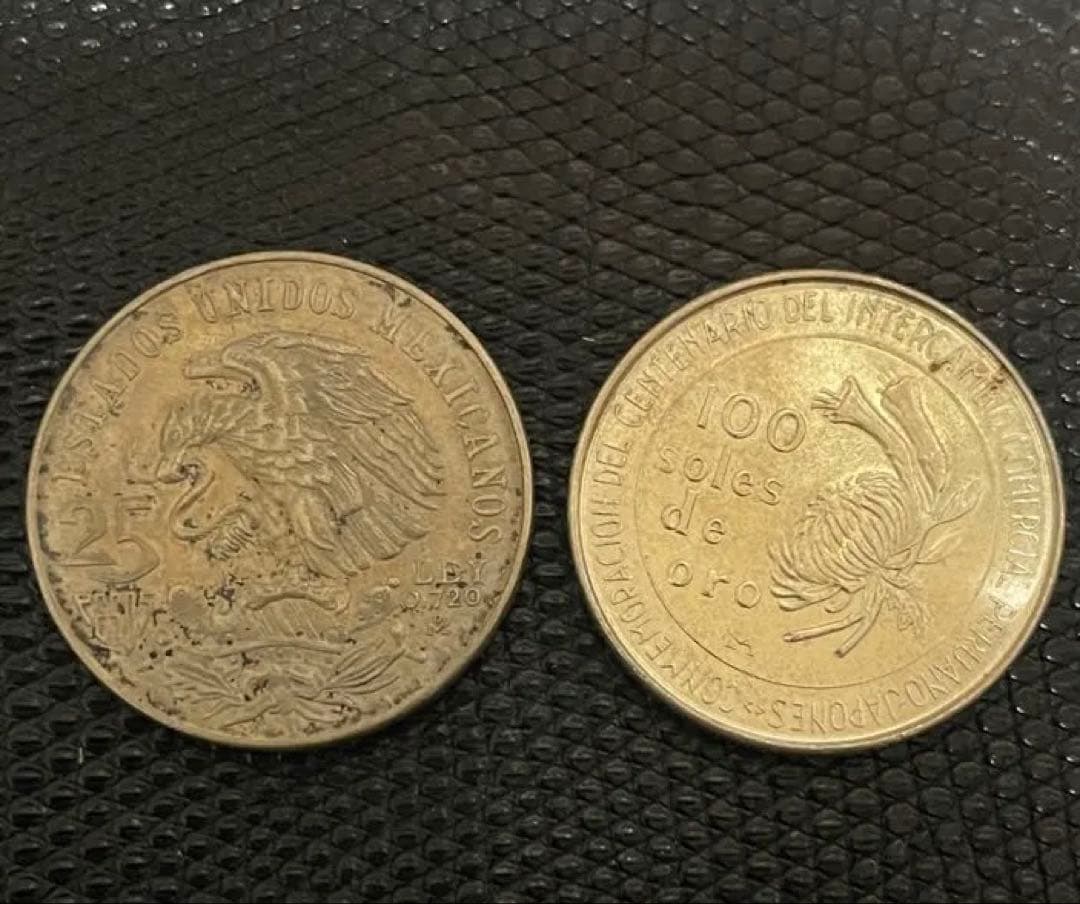 メキシコ .ペルー銀貨　2枚