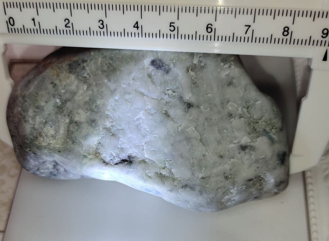 横川 青翡翠 重さ393g 全体的にチラホラとラベンダーも入っています。