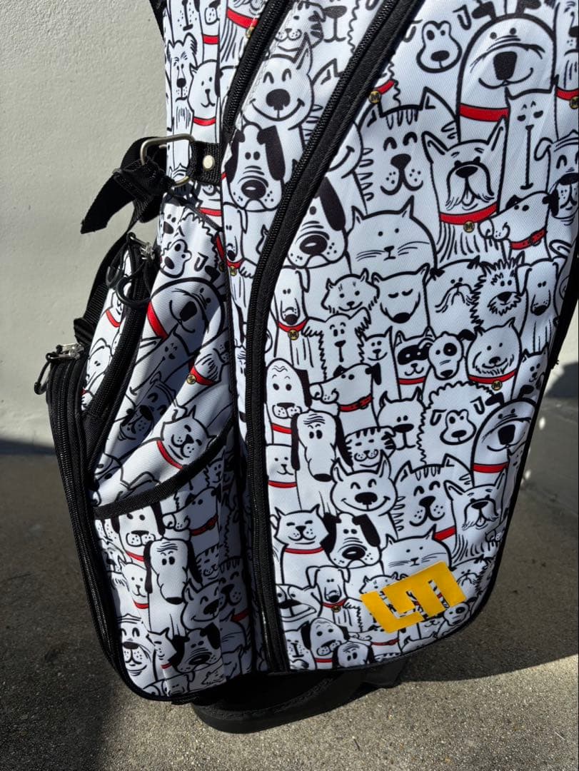 LOUD MOUTH スタンドバッグ ホワイト/ブラック ドッグ柄