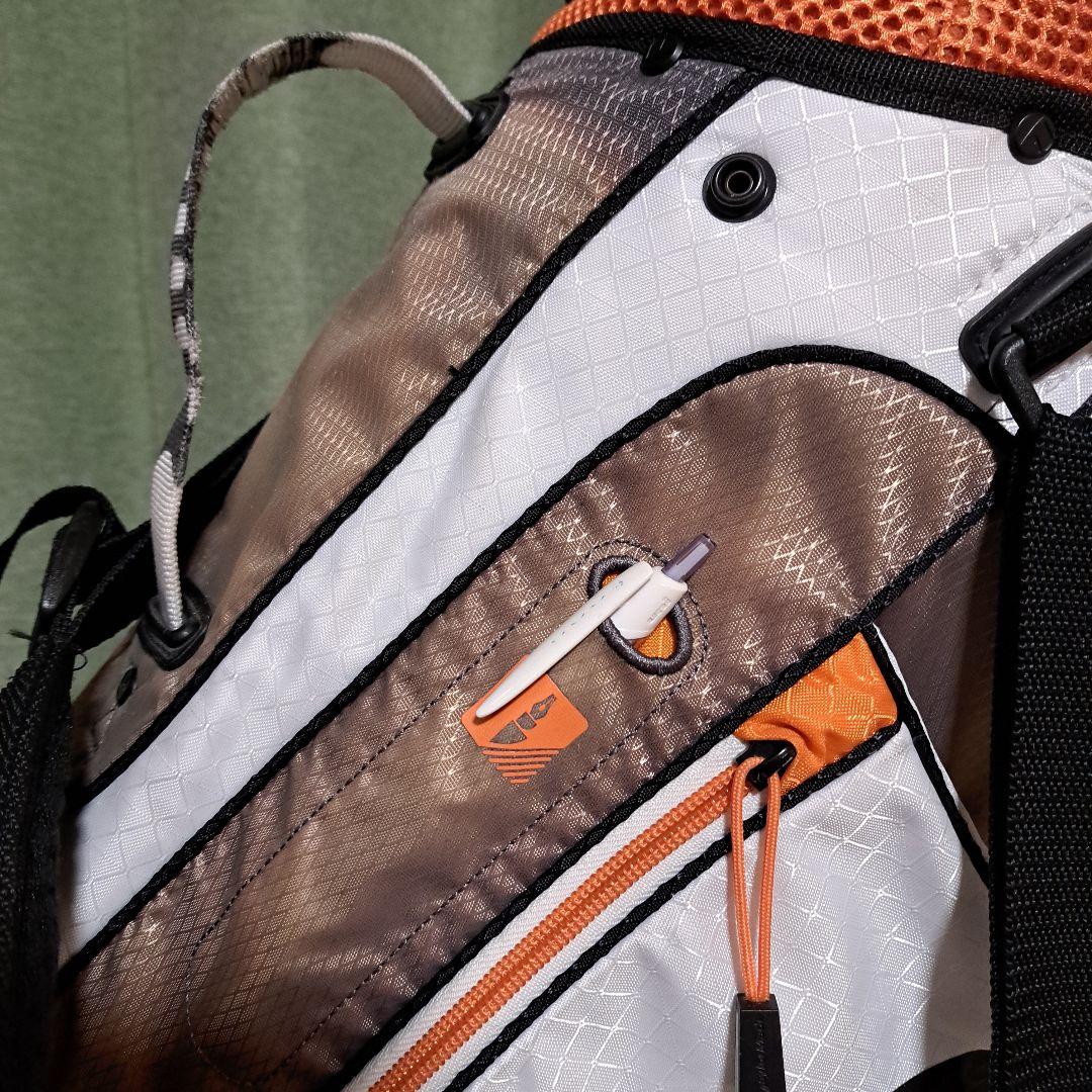 TaylorMade スタンド付きゴルフバッグ.フード付き.9.5インチ。