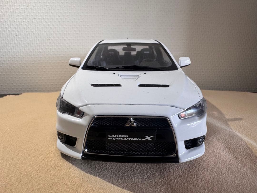 ランエボX 1/18スケール ホワイト