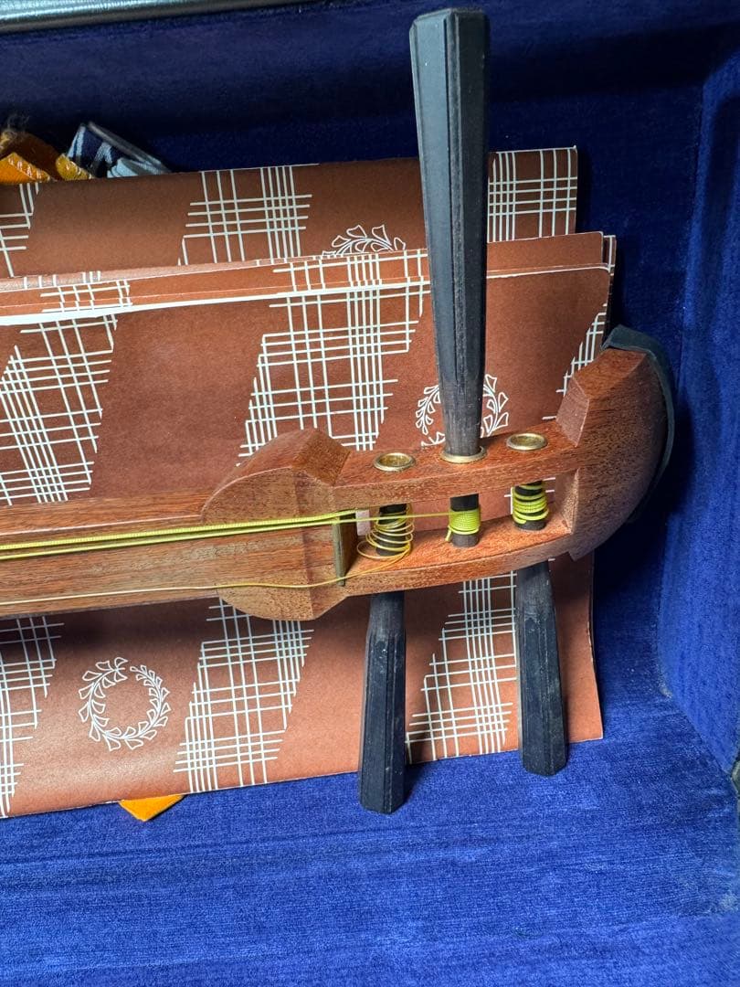 4-津軽三味線?　高級糸巻き 紅木？ハードケース&付属