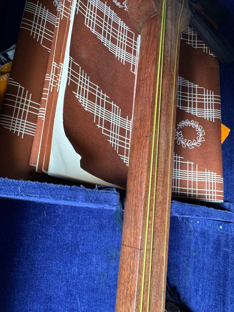 4-津軽三味線?　高級糸巻き 紅木？ハードケース&付属